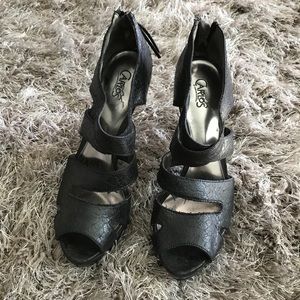 Black leather Carlos Santana pumps